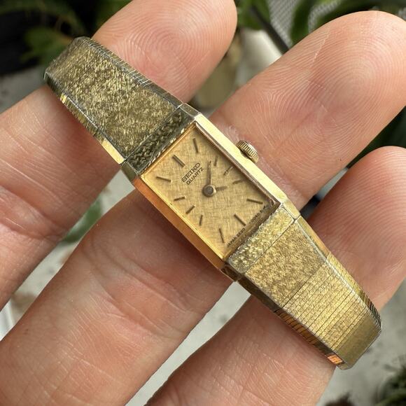 Vintage Seiko Women’s 2E20-0040 Dress Gold Tone Rectangular 12mm Quartz Watch 6" - Picture 1 of 7